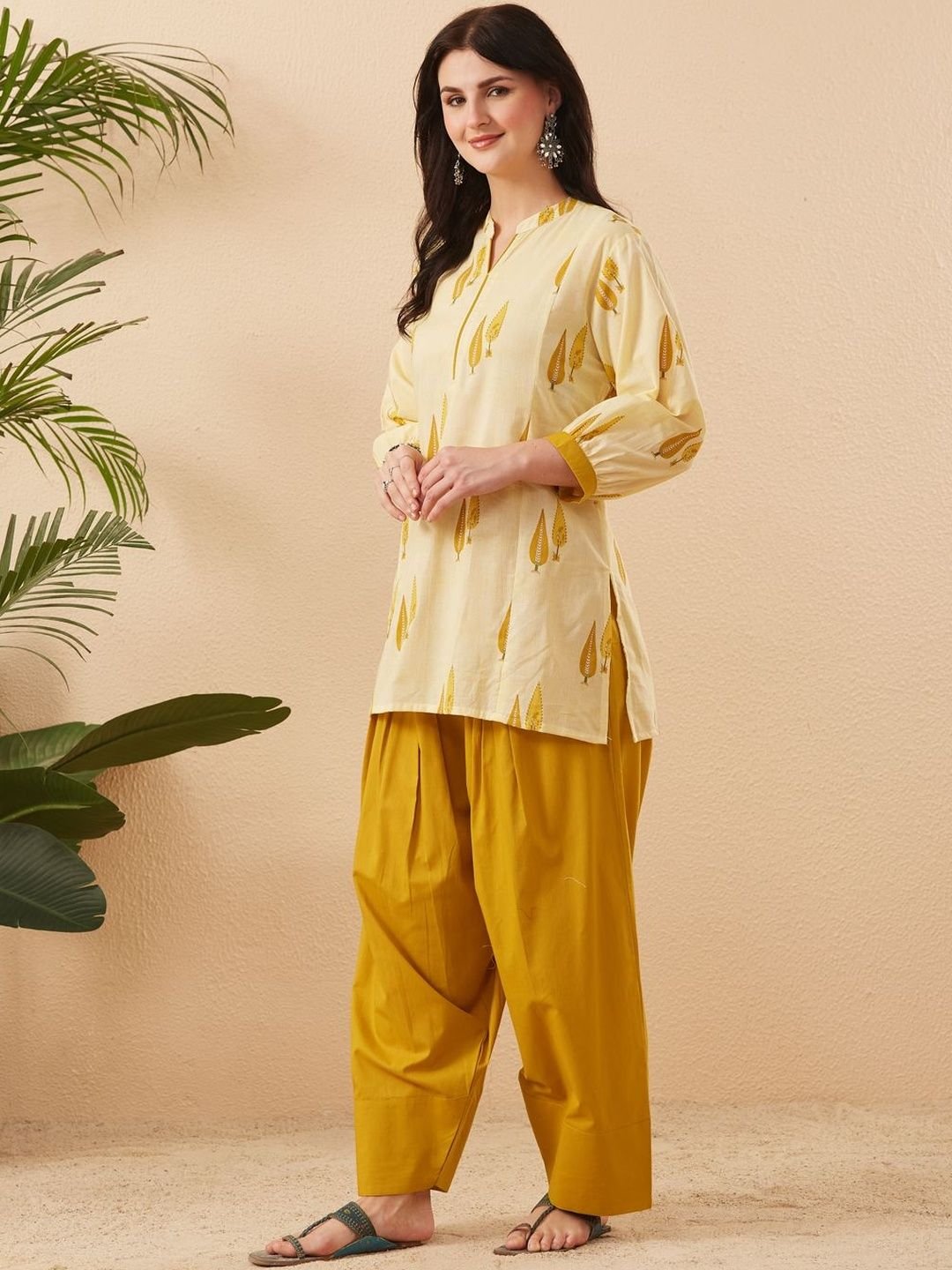 Women Cotton Floral Printed Short Kurta And Farsi Pant Set