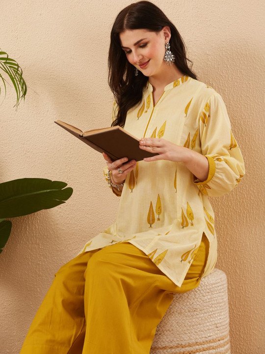 Women Cotton Floral Printed Short Kurta And Farsi Pant Set