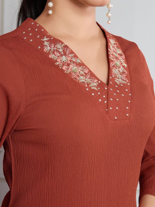 Women Floral Embroidered Straight Kurta With Trousers