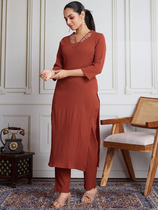 Women Floral Embroidered Straight Kurta With Trousers