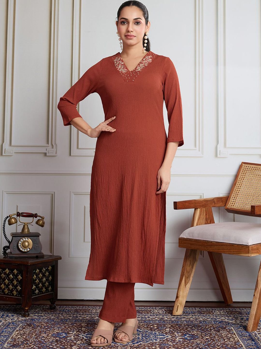 Women Floral Embroidered Straight Kurta With Trousers