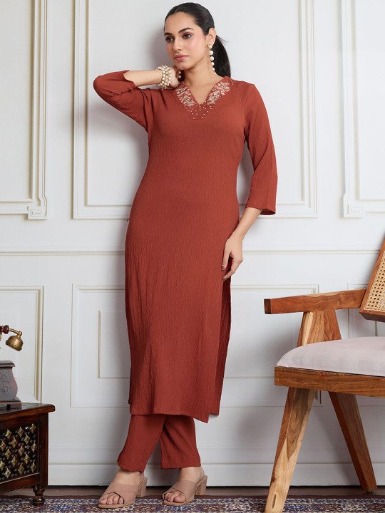 Women Floral Embroidered Straight Kurta With Trousers