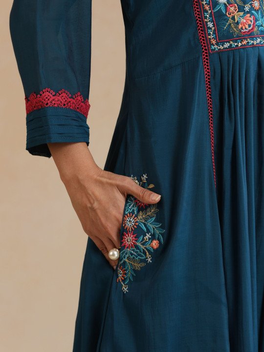 Women Floral Embroidered Pleated Thread Work Kurta with Trousers &amp;amp; With Dupatta